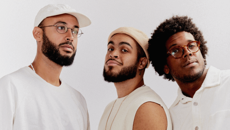 Os Gilsons celebram o aniversário da banda com o lançamento do álbum ao vivo “Pra Gente Acordar”